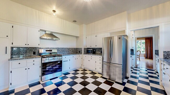 Building Photo - Experience true Wine Country Luxury living...