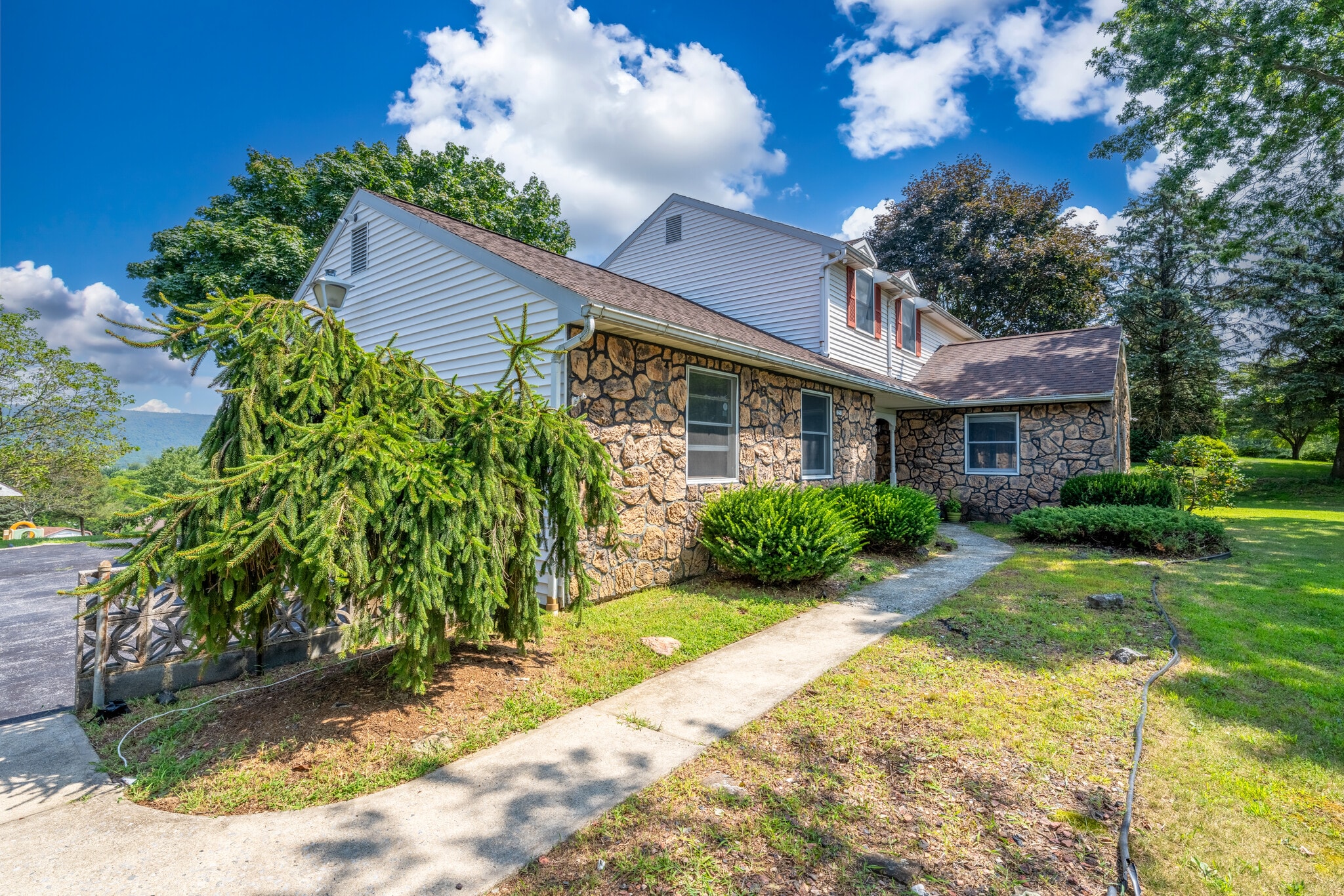 Building Photo - 3250 Vista Dr