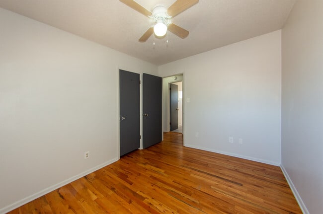 Building Photo - 6921 Manhattan Ln