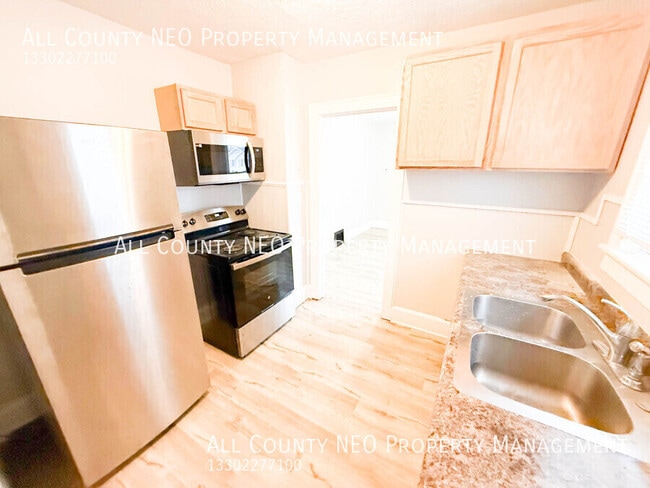 Building Photo - 451 Lucy St