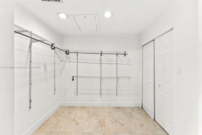 Building Photo - 810 E 9th Pl