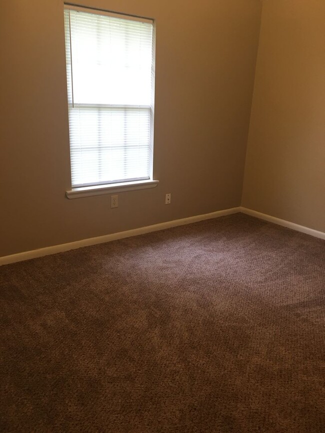 Building Photo - MUST SEE THIS CHARMING HOME!