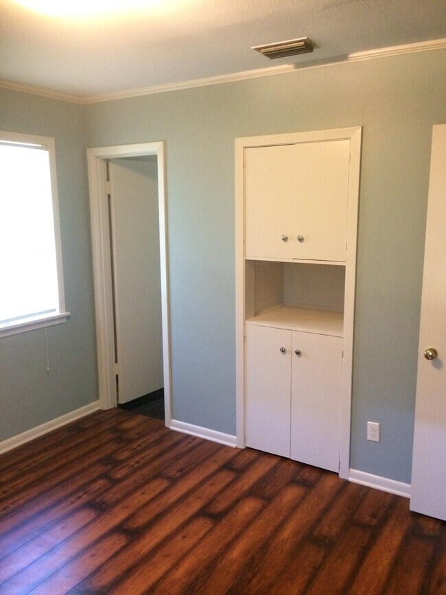 Building Photo - 717 Alice Dr