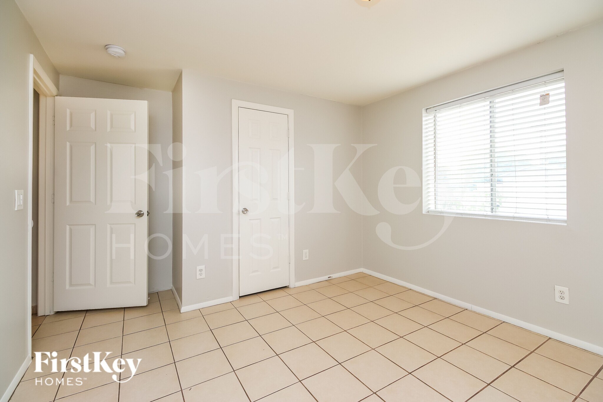 Building Photo - 3250 N 26th Pl