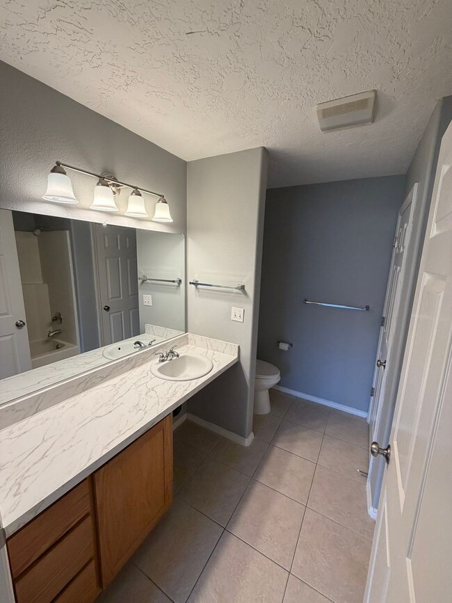 Building Photo - Large 2 Bedroom with Fenced Yard!