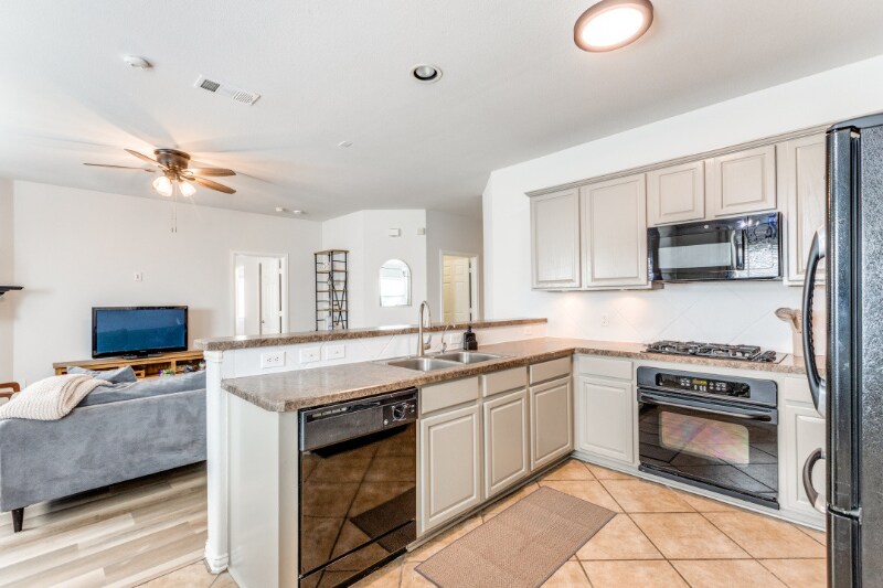 Building Photo - 8421 Green Ash Dr
