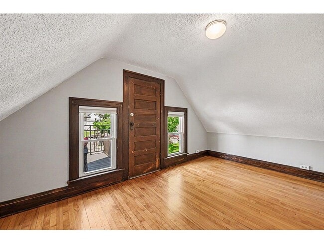 Building Photo - 1411 Knox Ave N