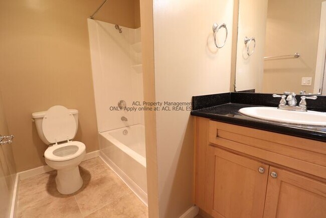 Building Photo - Perectly Located, Spacious, 2bed/ 2bath, E...