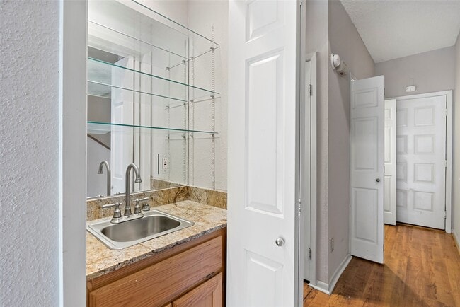 Building Photo - 3122 Camelot Dr