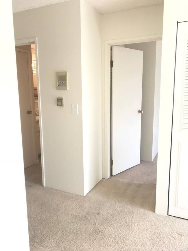 Building Photo - Top Floor South Facing One Bedroom Condo In North Boulder!  Perfect Location!