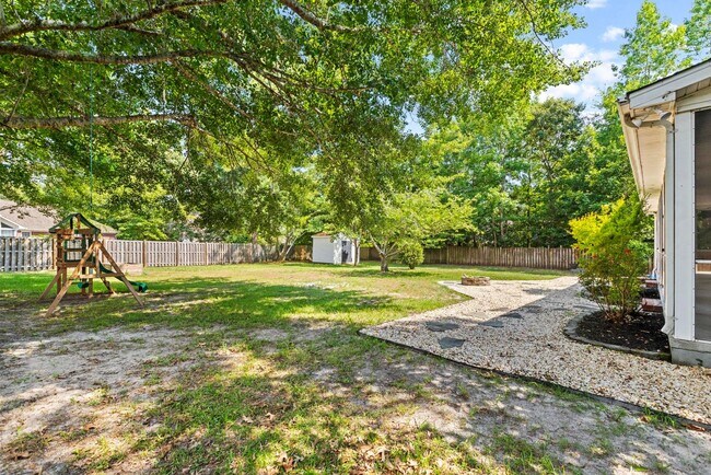 Building Photo - Large Leland Home for rent with Fenced Back Yard!