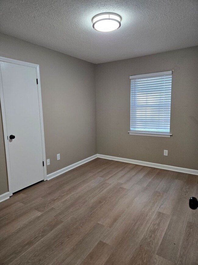 Building Photo - MOVE-IN SPECIAL 1/2 OFF 1ST MONTH'S RENT!!