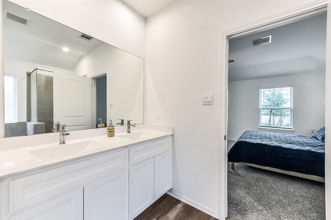 Building Photo - 3041 Emerald Ocean Dr