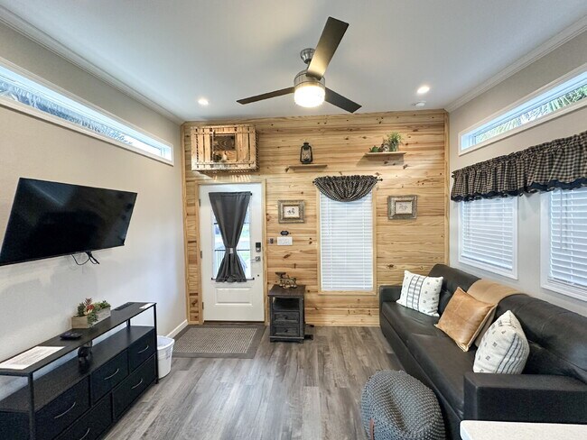 Building Photo - "Charming 2-Bedroom Retreat in River Ranch...