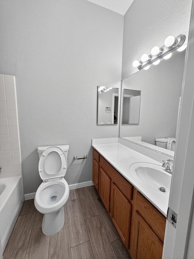 Building Photo - 4Bedroom/2.5Bath Townhome Ready for You!!
