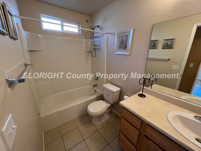 Building Photo - AVAILABLE MAY - 3 Bedroom / 2 Bathroom Home in Templeton