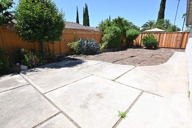 Building Photo - 5659 Lathrop Dr