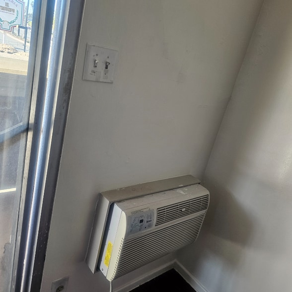 Building Photo - 918 W Lincoln Ave