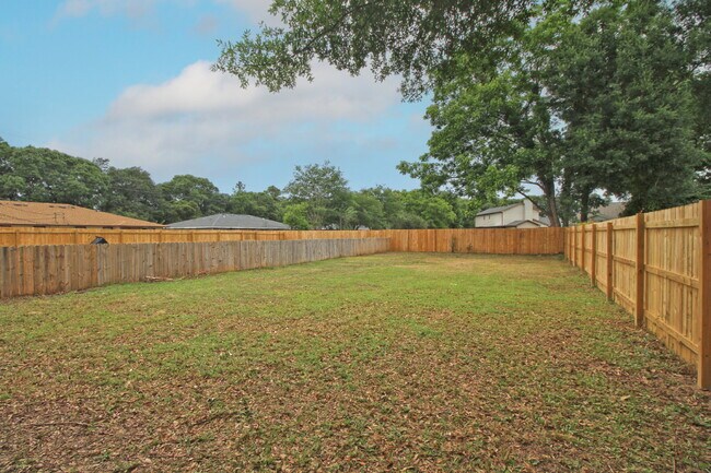 Building Photo - Updated 1-Bedroom Duplex in Bellview – New...