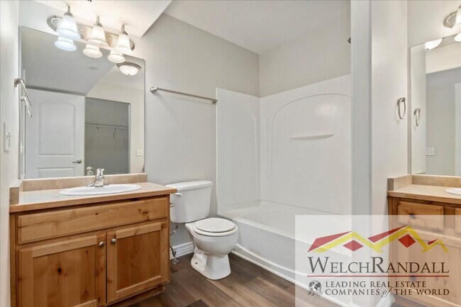 Building Photo - Stylish 3-Bed, 2-Bath Condo in the Heart o...
