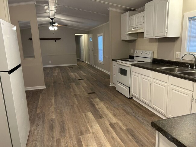 Building Photo - 51 White Oak Village