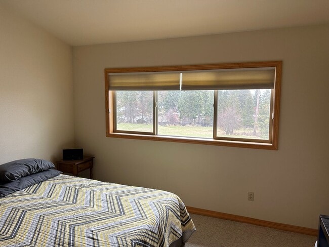 Building Photo - 3 bedroom home with deck views of the lake and mountains in Lakeside!