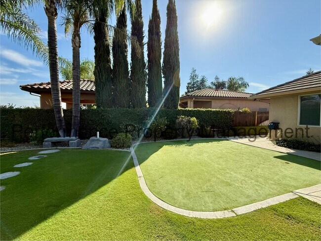 Building Photo - 12520 Crown Crest Dr