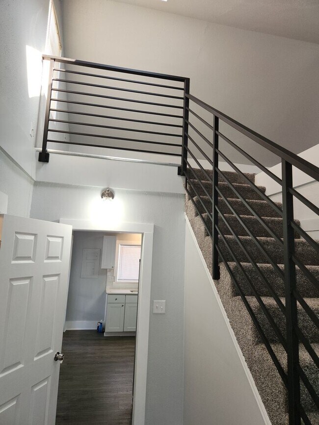 Building Photo - Wood Ave. Downtown Charmer! All Remodeled.
