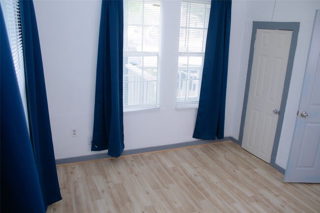 Building Photo - 1310 4th St