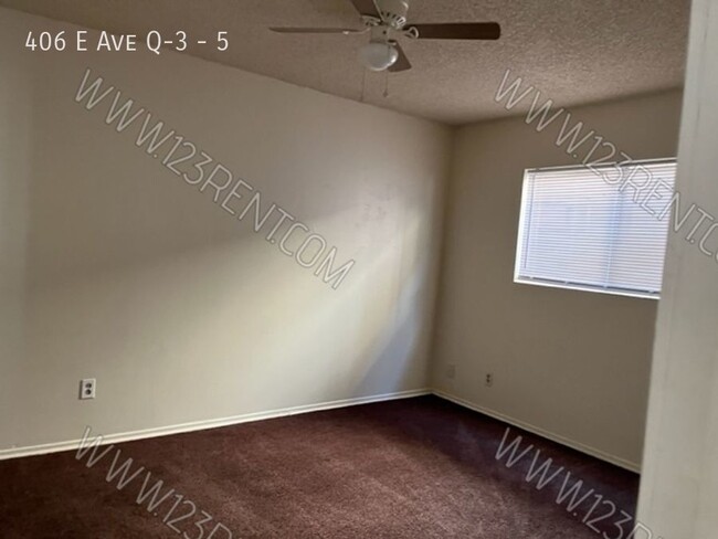 Building Photo - 2BD/1BTH SECOND FLOOR APARTMENT EAST PALMDALE