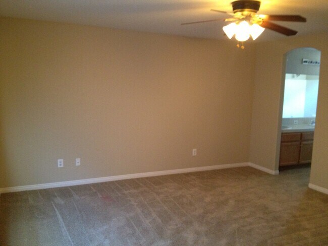 Building Photo - Beautiful NW Home 5 bed/2 bath $2700 Deposit & 2700 Rent