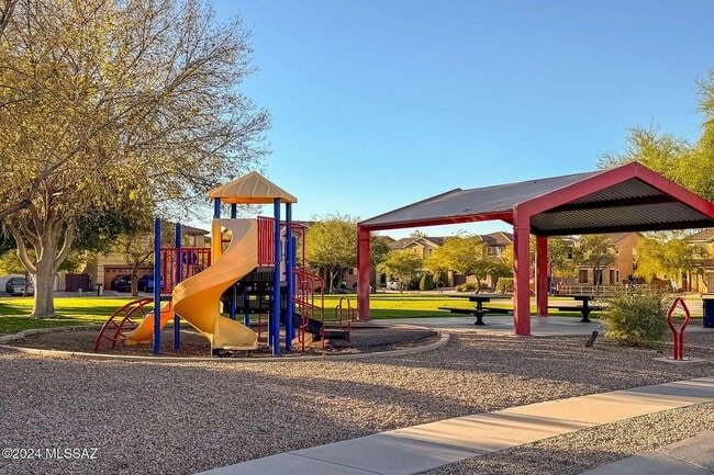 Building Photo - 4 bed/3bath in desirable Paseo Del Rio Community