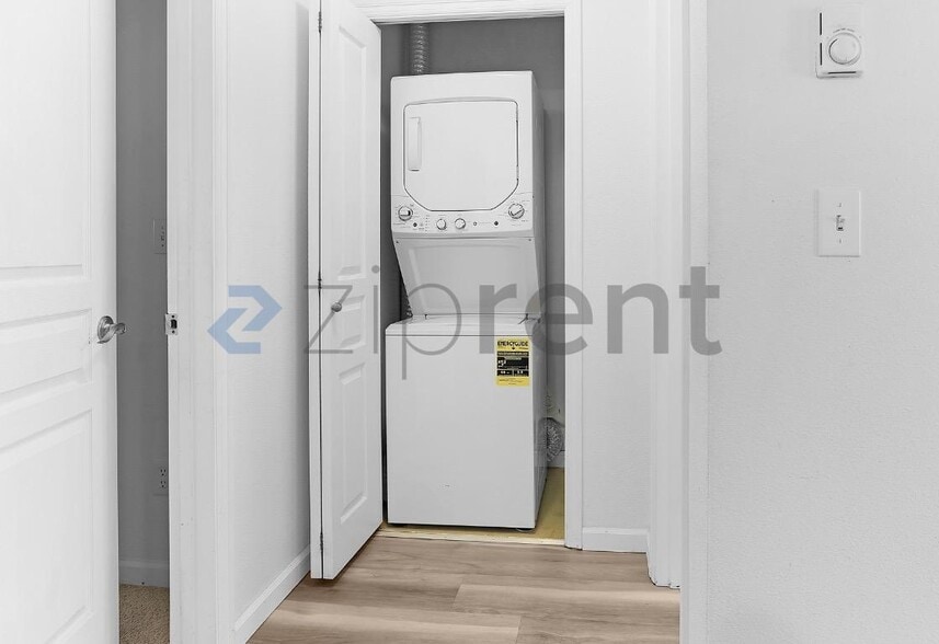 Building Photo - Unit A105