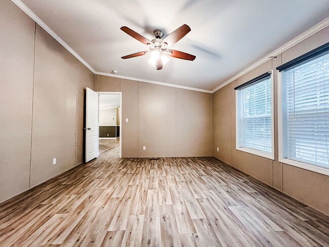 Building Photo - LOCATION! 5 mins from Carolina Beach bridg...