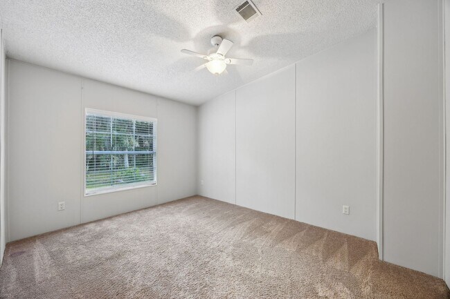 Building Photo - Spacious 3/2 Home on Nearly an Acre in Fernandina Beach