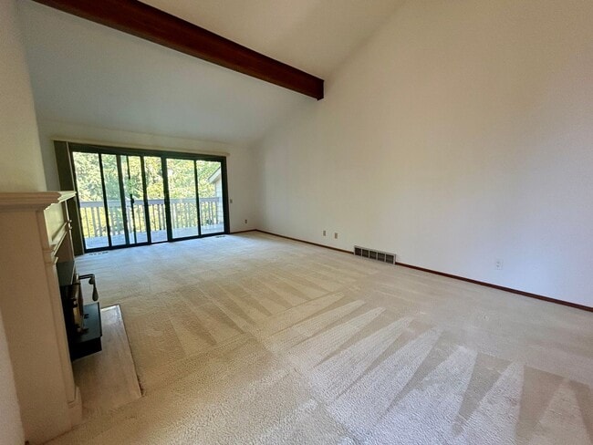 Building Photo - Spacious 2 Bedroom Condo Unit in North Sea...