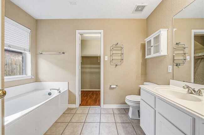Building Photo - 17935 Rose Hill Park Ln