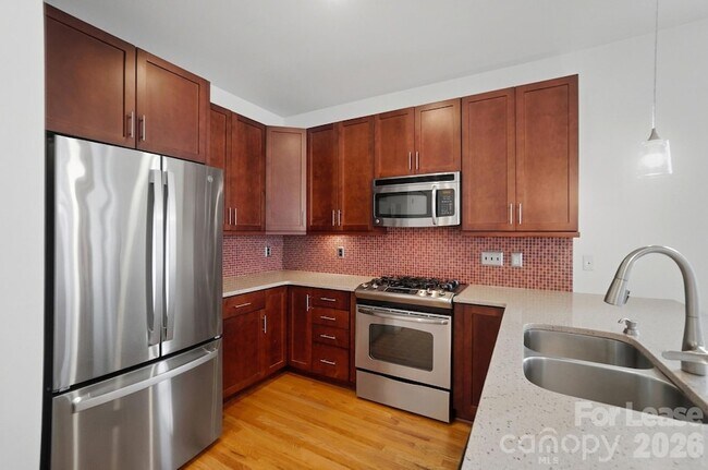 Building Photo - 921 Westbrook Dr