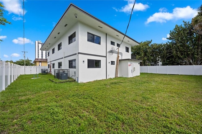 Building Photo - 630 NE 166th St