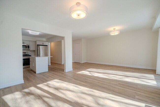 Building Photo - 2740 W Farragut Ave