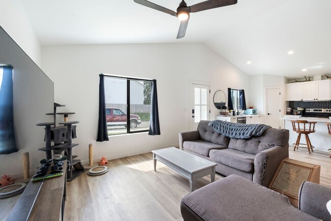 Building Photo - Rent: $2100; 3 bed