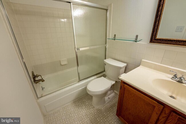Building Photo - 1533 Colonial Dr