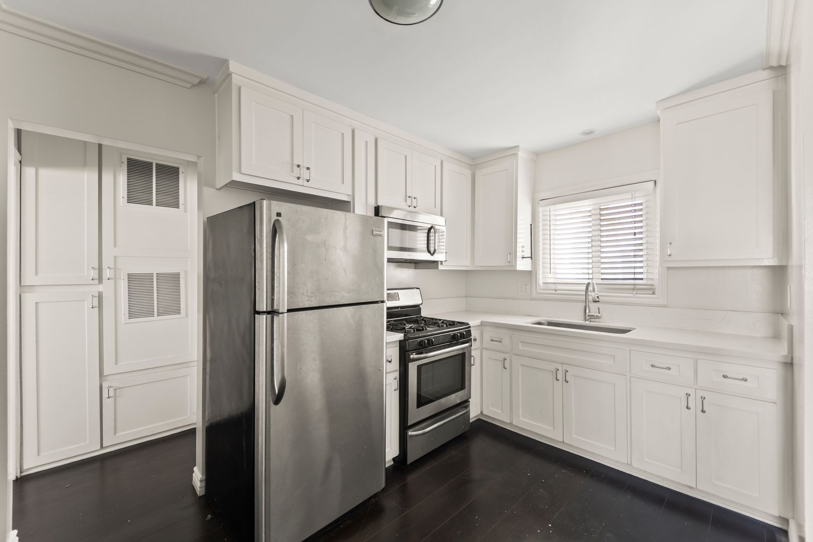 Building Photo - 4104 E 7th St