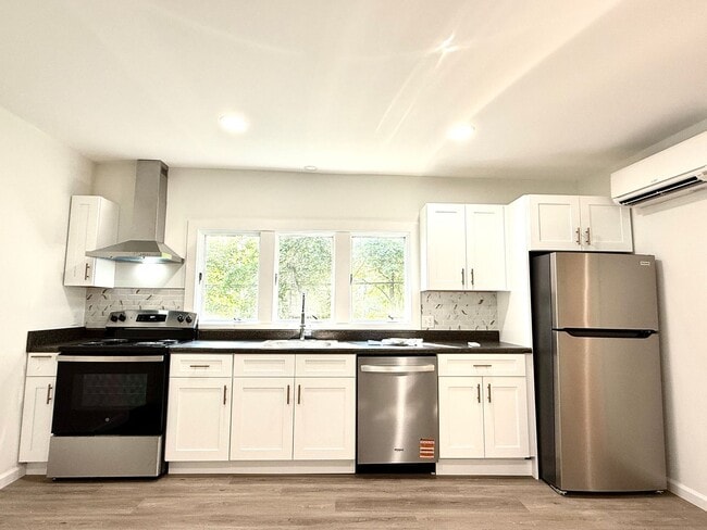 Building Photo - Serene & Spacious Fully renovated 1 BR ( 2...