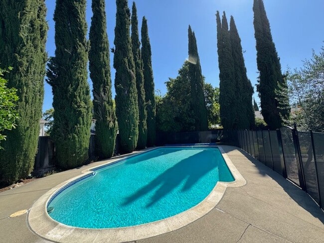 Building Photo - Gorgeous 2 story 5 bedroom home w/pool in ...