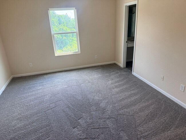 Building Photo - Lovely 3 bedroom/2.5 bath townhome