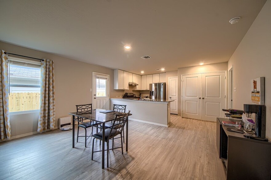 Building Photo - 14014 Homestead