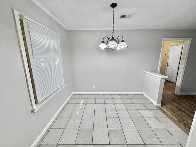 Building Photo - 1711 Coleen Rd