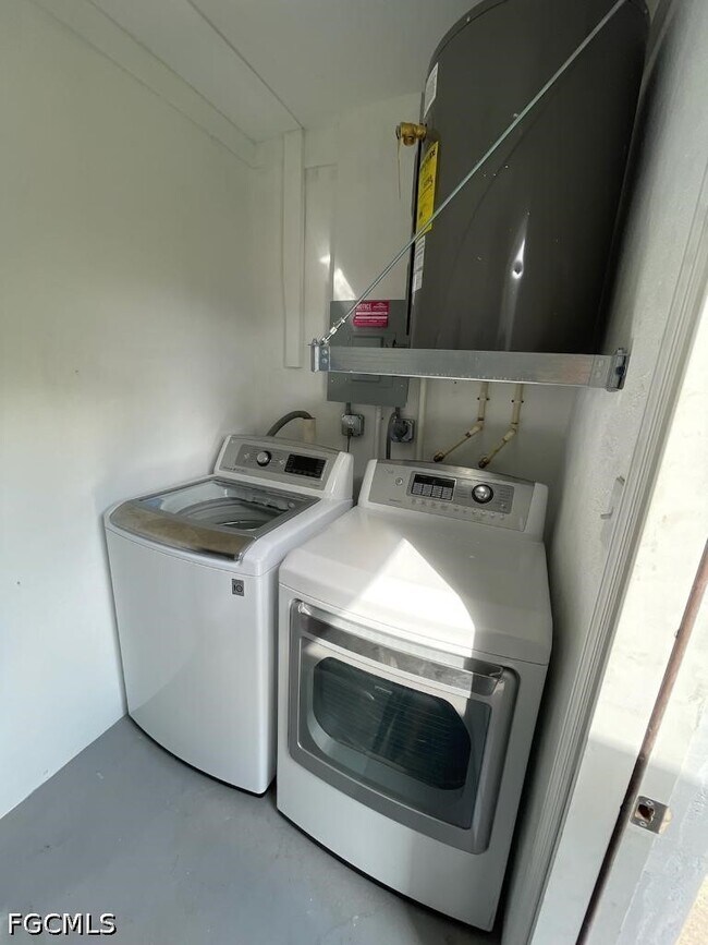 Building Photo - 204 1st St
