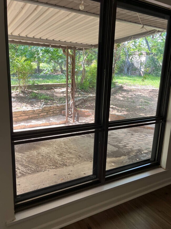Building Photo - 538 Camelot Dr